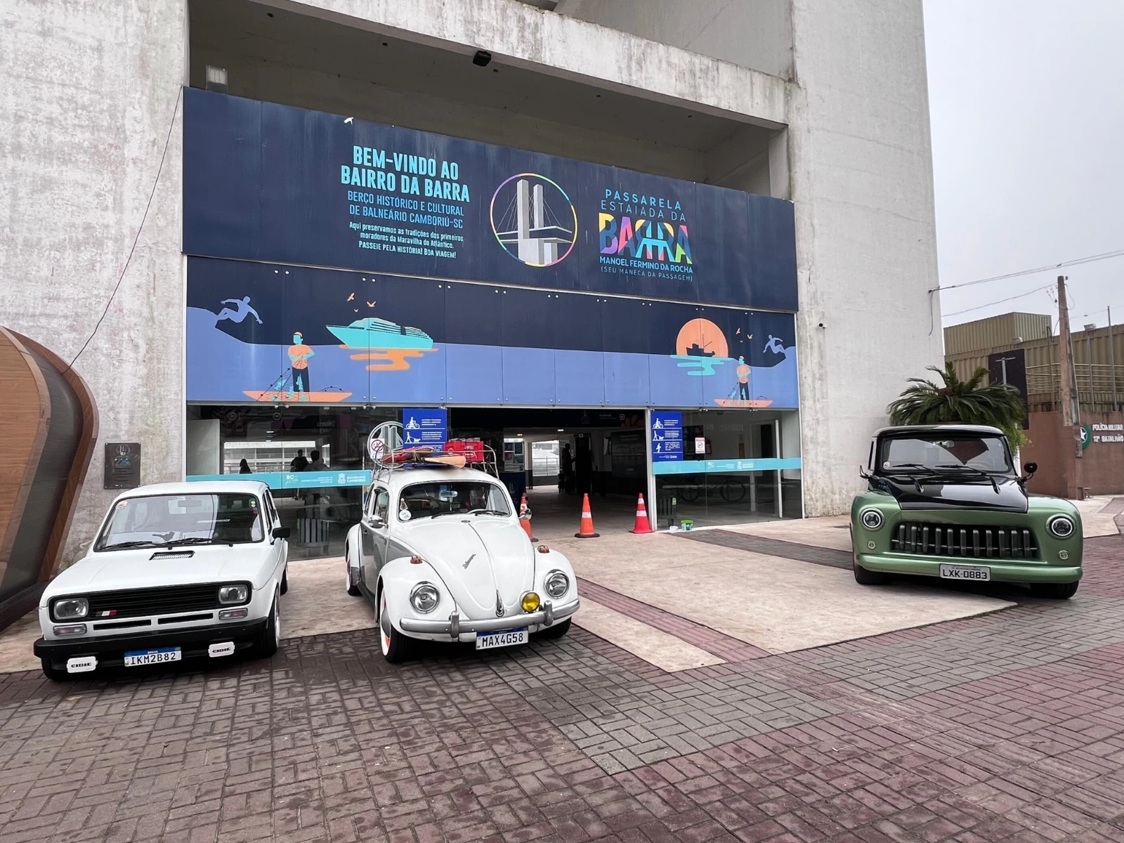 Exposição de carros antigos movimenta feira na Barra, em Balneário Camboriú