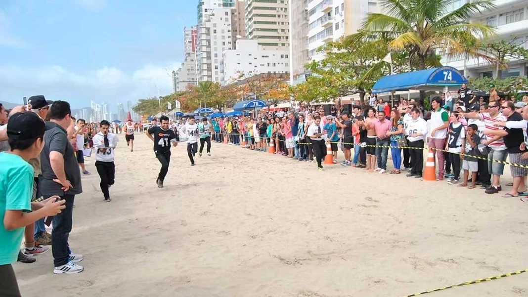 Garçons e garçonetes voltam a correr na areia de Balneário Camboriú