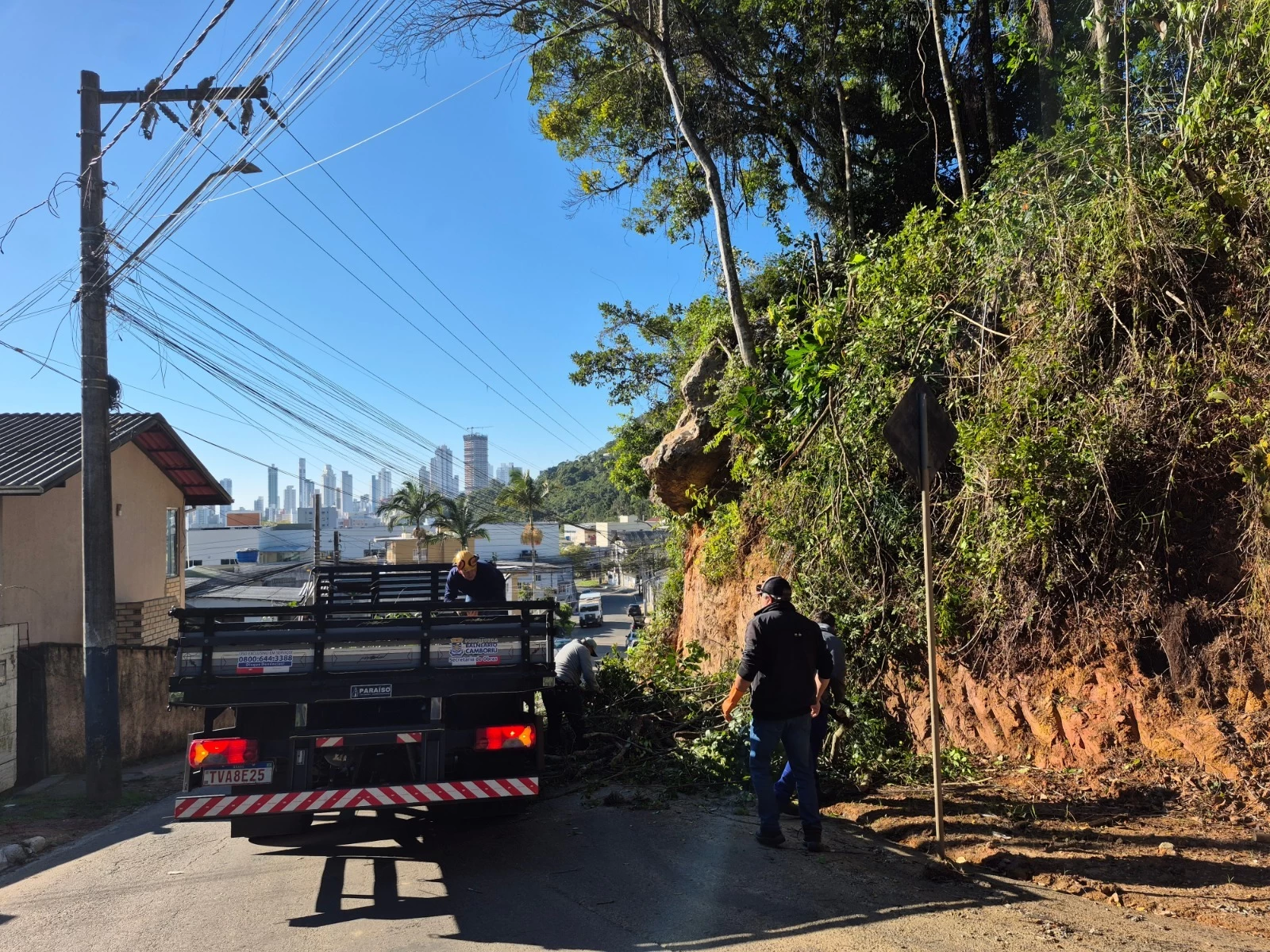 Obra para retirada de rocha na Rua Irlanda do Norte começa em Balneário Camboriú