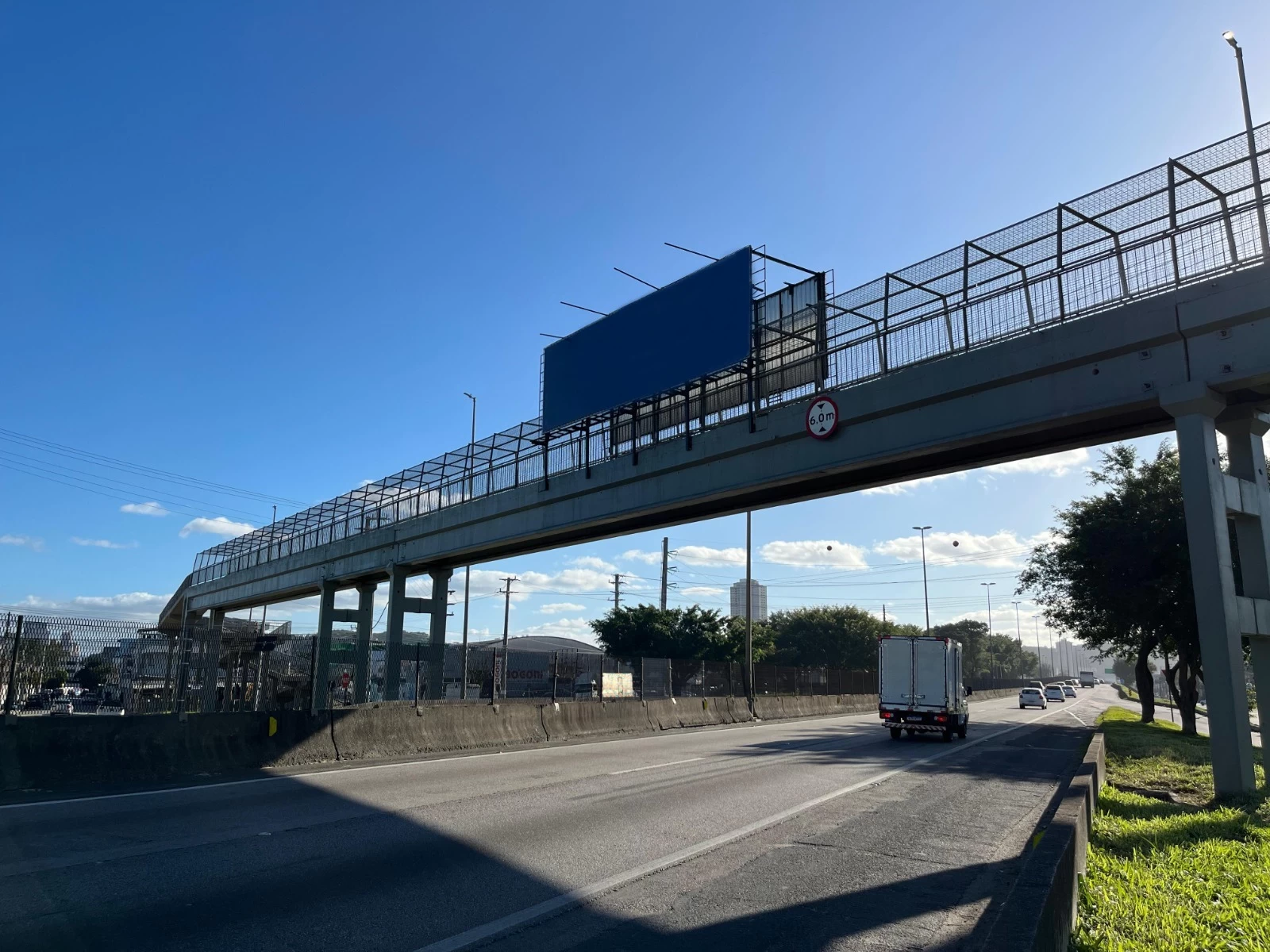 Prefeitura de Balneário Camboriú notifica empresa por placa em passarela da BR-101