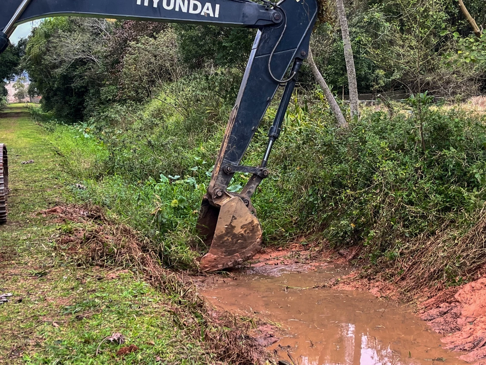 Prefeitura de Balneário Camboriú realiza limpeza de valas no Jardim Parque Bandeirantes