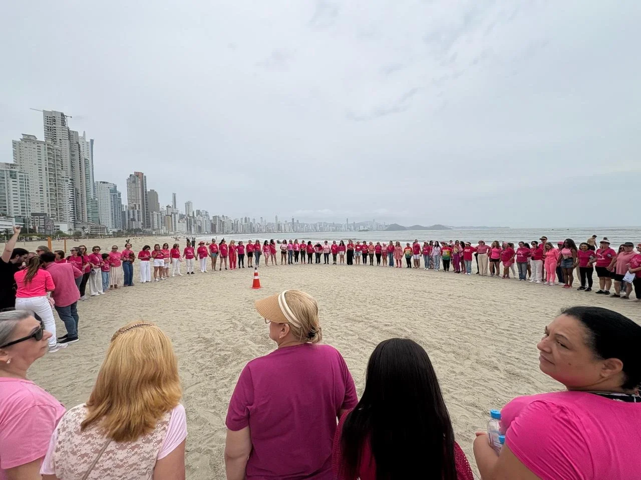 Balneário Camboriú forma laço humano na Praia Central pelo Outubro Rosa