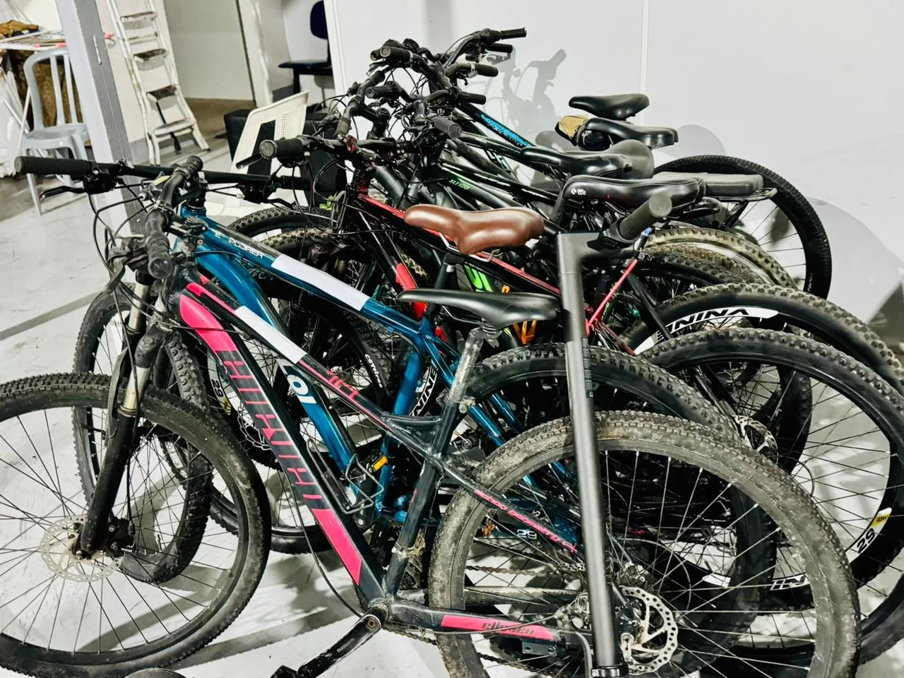 Bicicletas recuperadas pela Guarda Municipal aguardam identificação em Balneário Camboriú