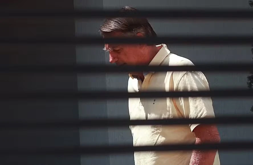 Defesa de Bolsonaro já admite prisão em regime fechado no início de novembro