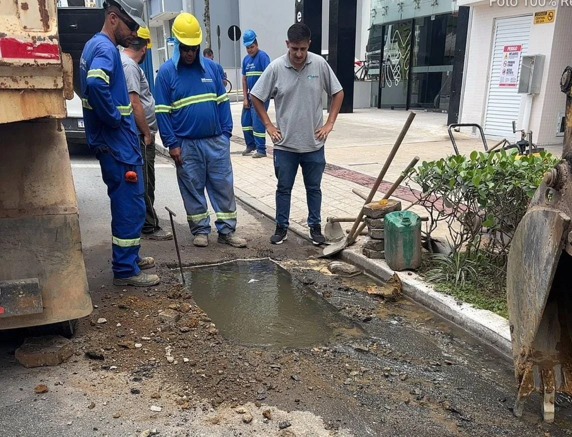 Emasa cobra providências após nova obra atingir rede de água em Balneário Camboriú