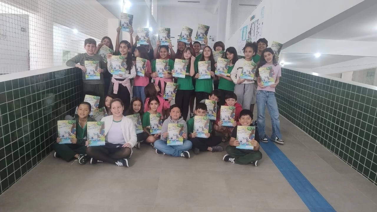 Estudantes de Camboriú recebem cartilhas do programa Saúde Nota 10