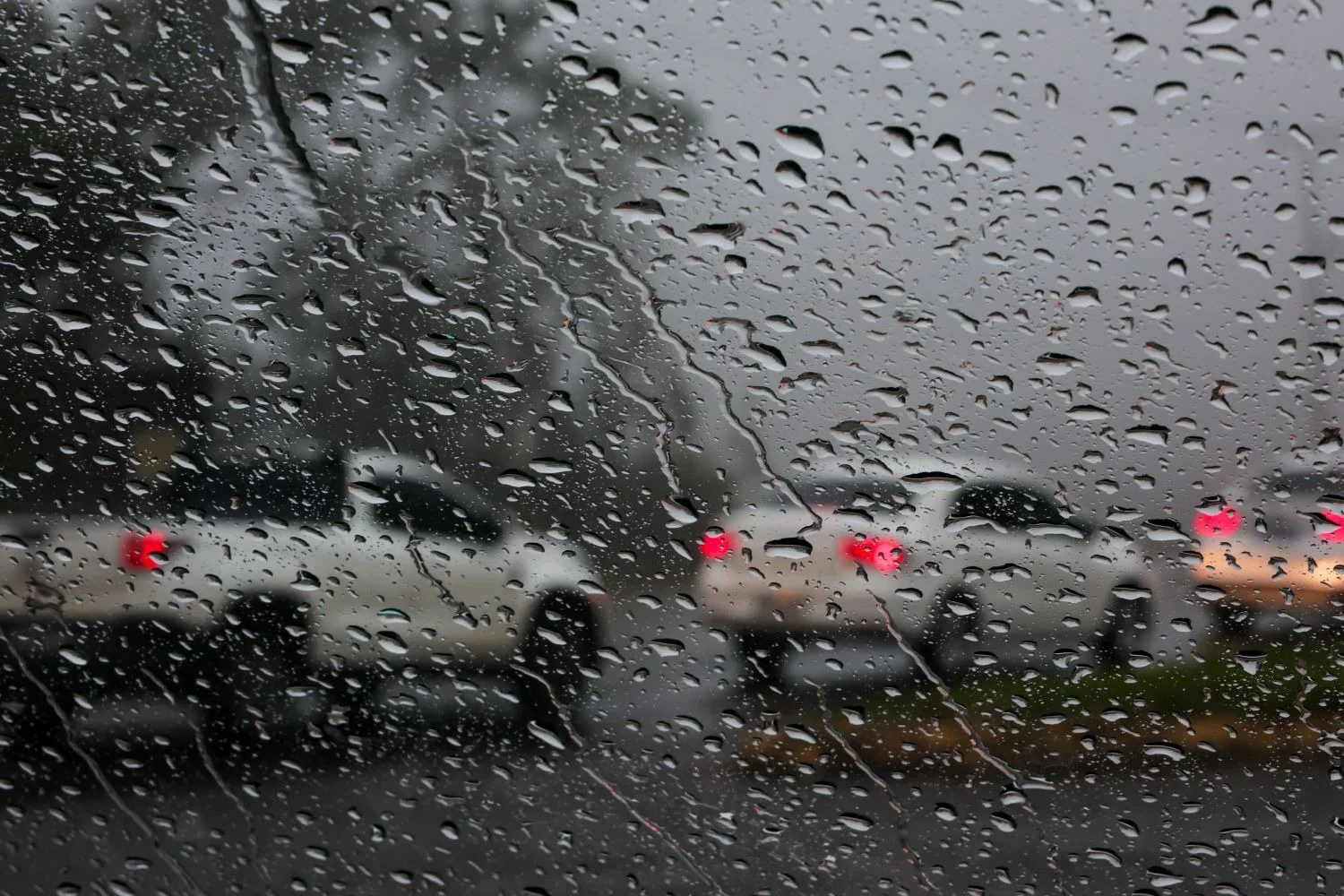 Frente fria chega a Camboriú e traz chuva, vento e frio no fim de semana