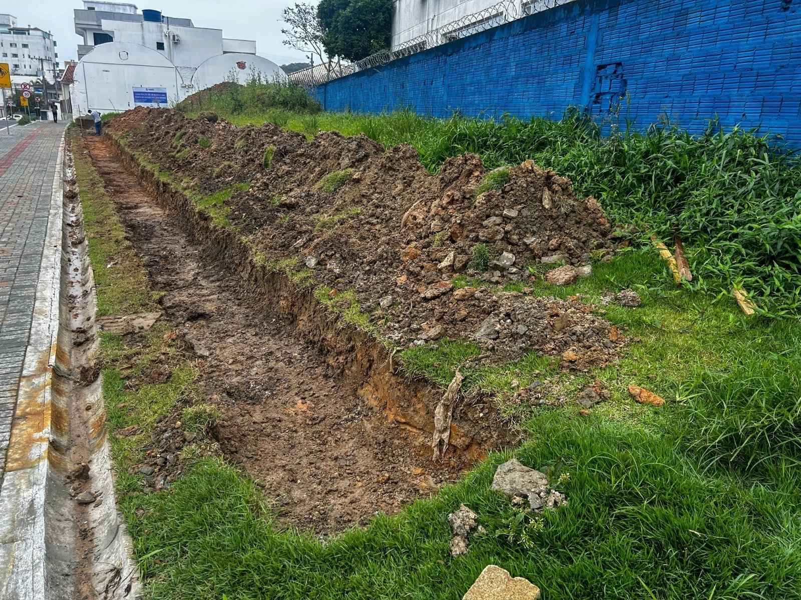 Prefeitura de Balneário Camboriú inicia obra de novo muro no CEM Ariribá