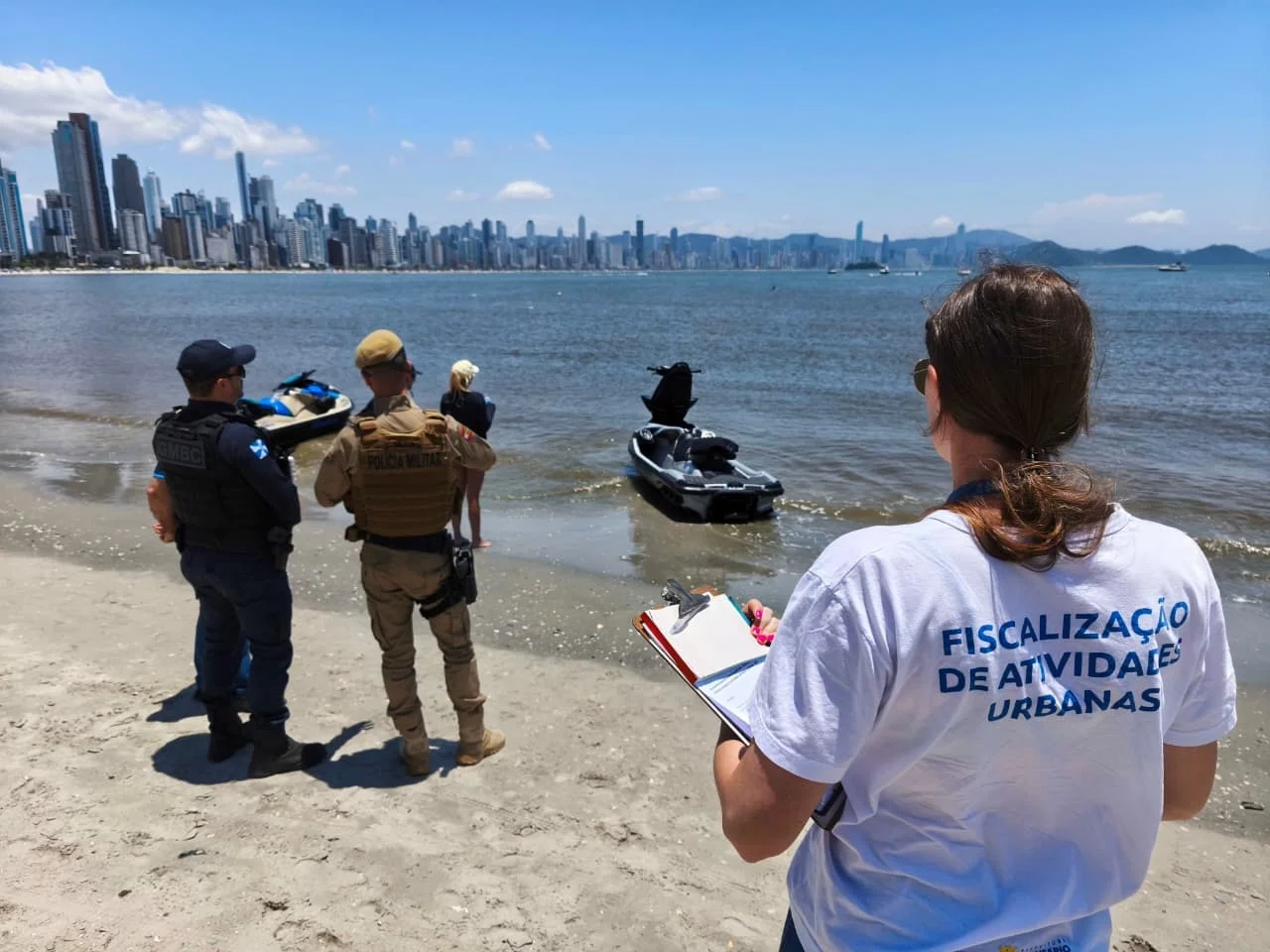 Ação conjunta fiscaliza jet skis e alvarás em Balneário Camboriú