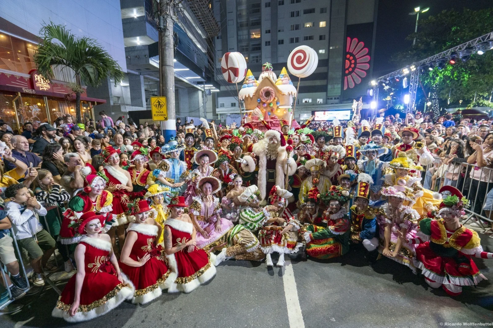 Balneário Camboriú estreia seu primeiro grande desfile de Natal nesta quarta