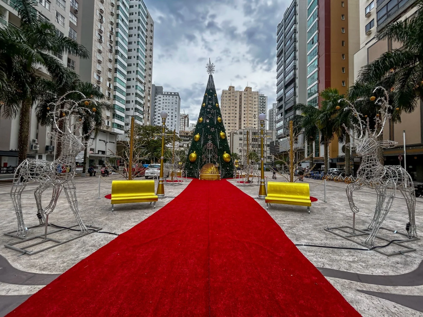 Decoração natalina será concluída nesta quinta em Balneário Camboriú