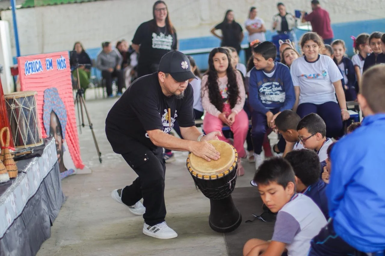 Estudantes de Navegantes participam de oficinas de percussão afro-brasileira