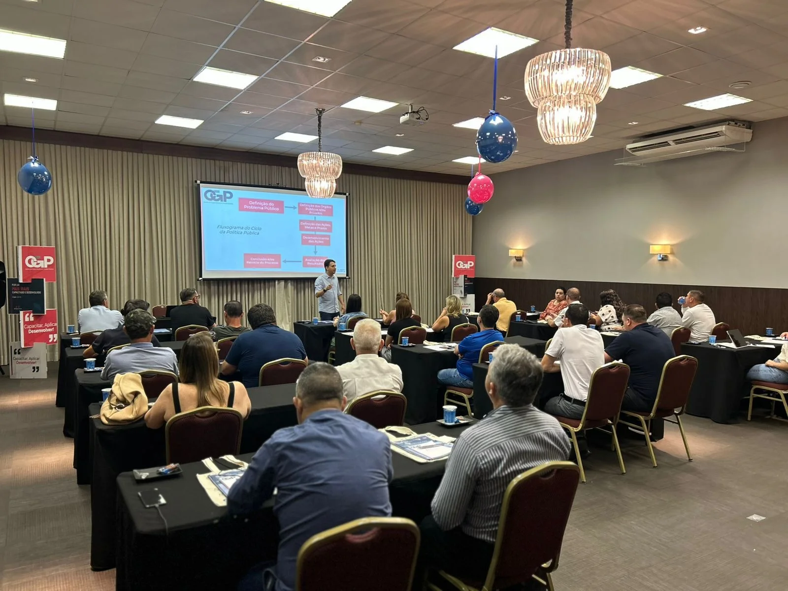 John Lenon Teodoro, ex-vereador de Camboriú, capacita gestores e parlamentares catarinenses em Florianópolis