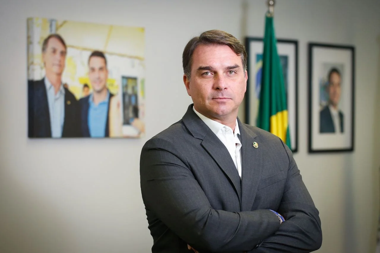 Com o pai inelegível, Flávio Bolsonaro confirma sua pré-candidatura à Presidência em 2026
