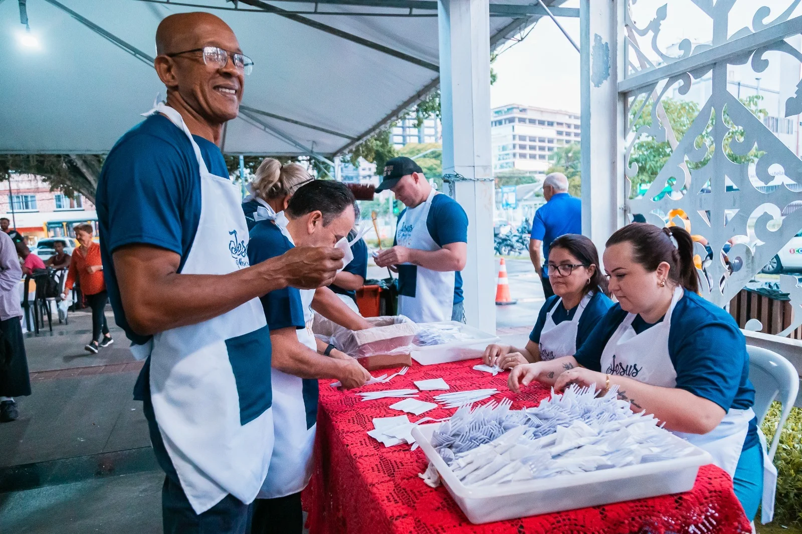 “Jesus que Nasce nas Ruas”: voluntários oferecem ceia e acolhimento para solitários na véspera do Natal em Itajaí