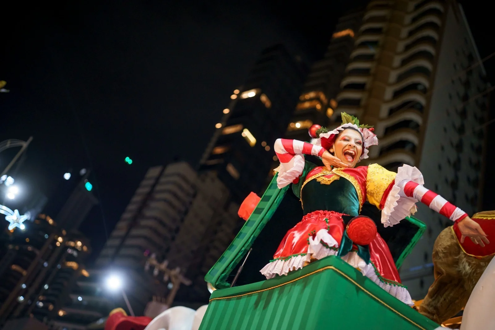 Penúltimo desfile de Natal anima a orla de Balneário Camboriú neste sábado