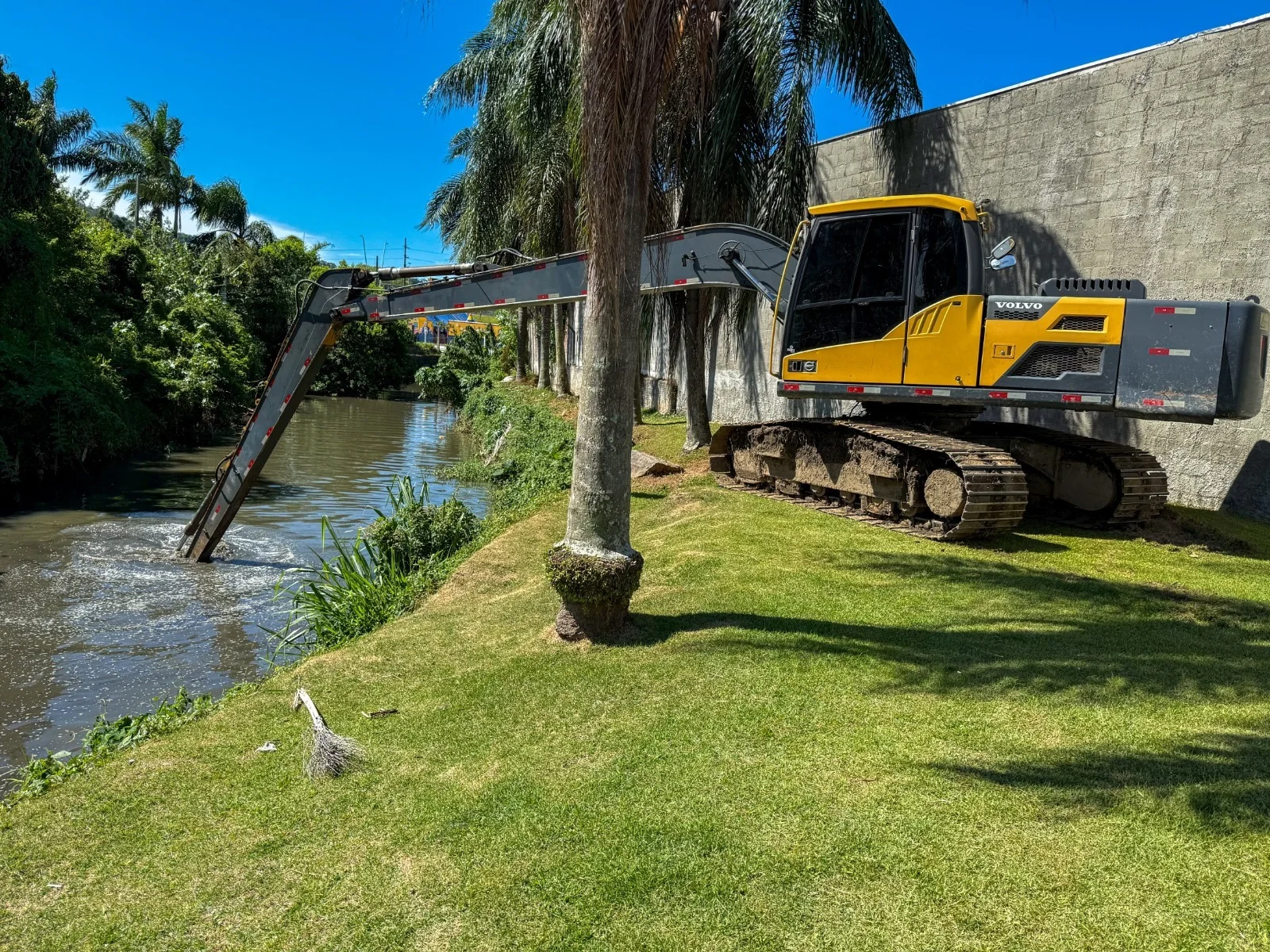 Balneário Camboriú inicia limpeza do Rio Peroba