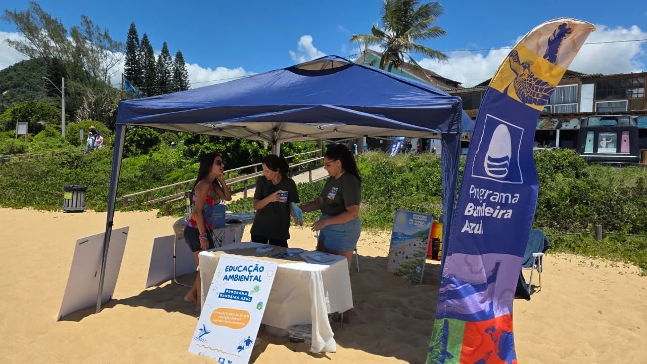 Educação ambiental orienta banhistas sobre pets nas praias de Balneário Camboriú