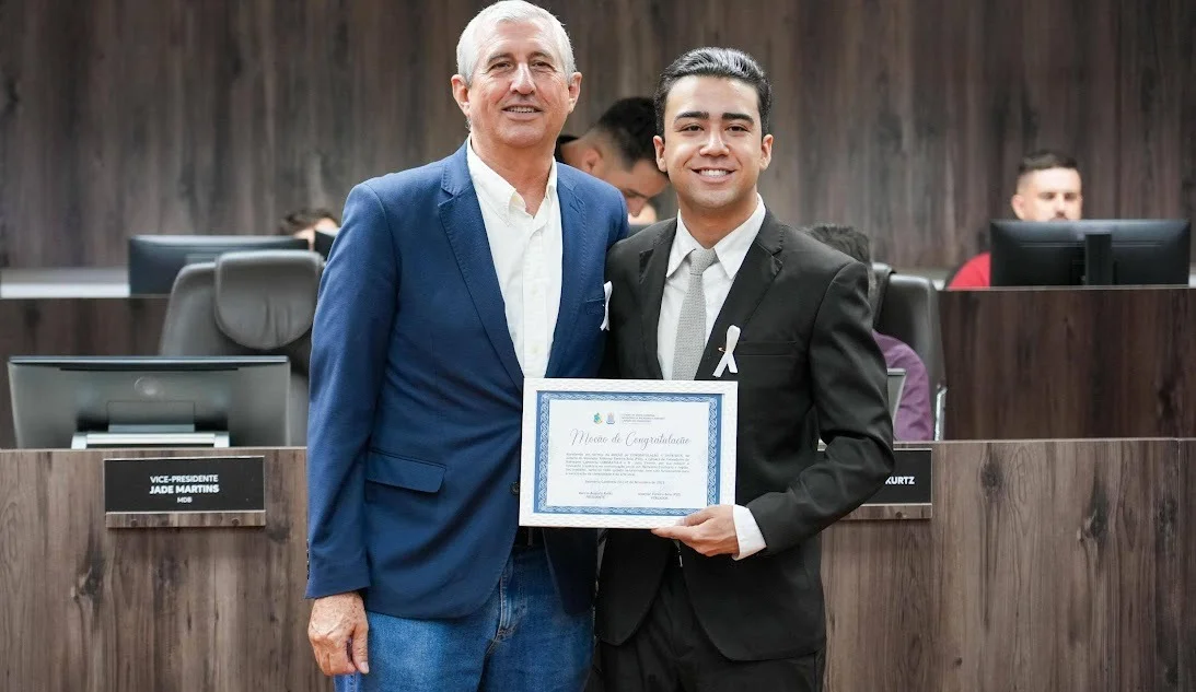 Julio Valério recebe homenagem como o locutor mais jovem de Balneário Camboriú