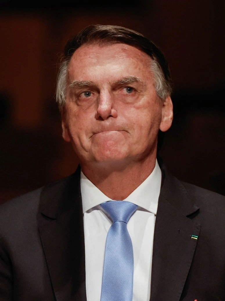 Moraes manda Bolsonaro pra Papudinha