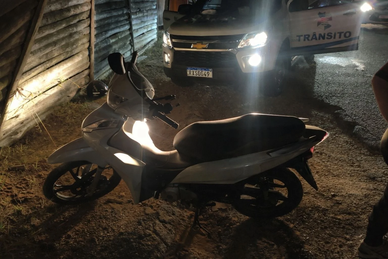 Motoqueiro com drogas é flagrado após perseguição em Balneário Camboriú