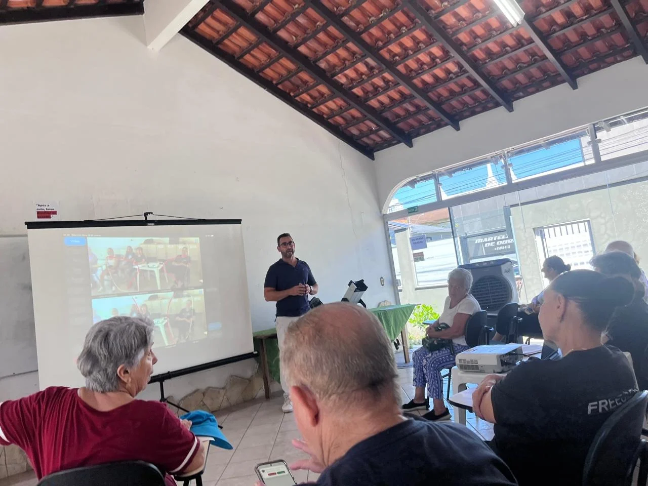 Palestra orienta idosos sobre uso de óculos em Balneário Camboriú
