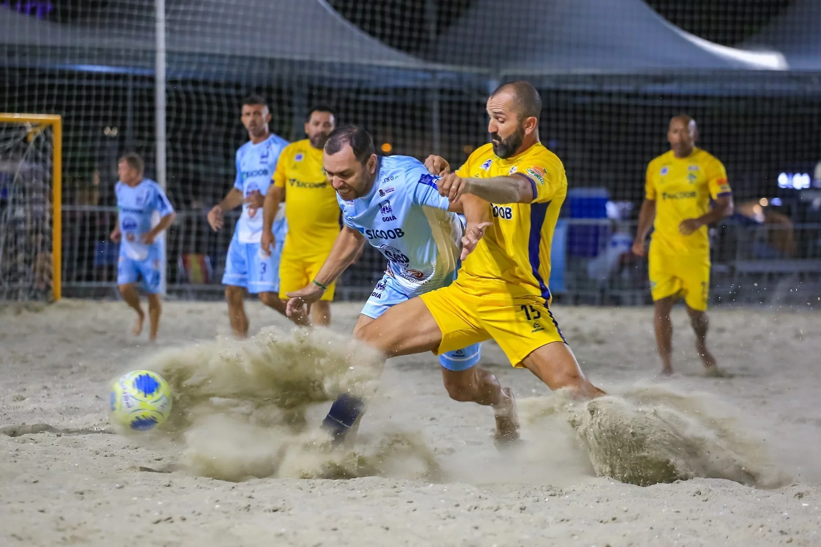 Goiá e Orca protagonizam noite de equilíbrio e emoção na Praia Central de Balneário Camboriú