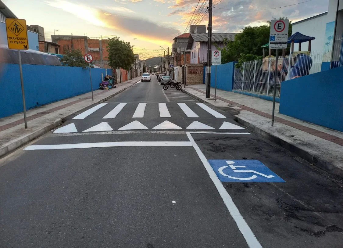 Prefeitura de Balneário Camboriú realiza manutenção da sinalização viária no entorno das escolas municipais