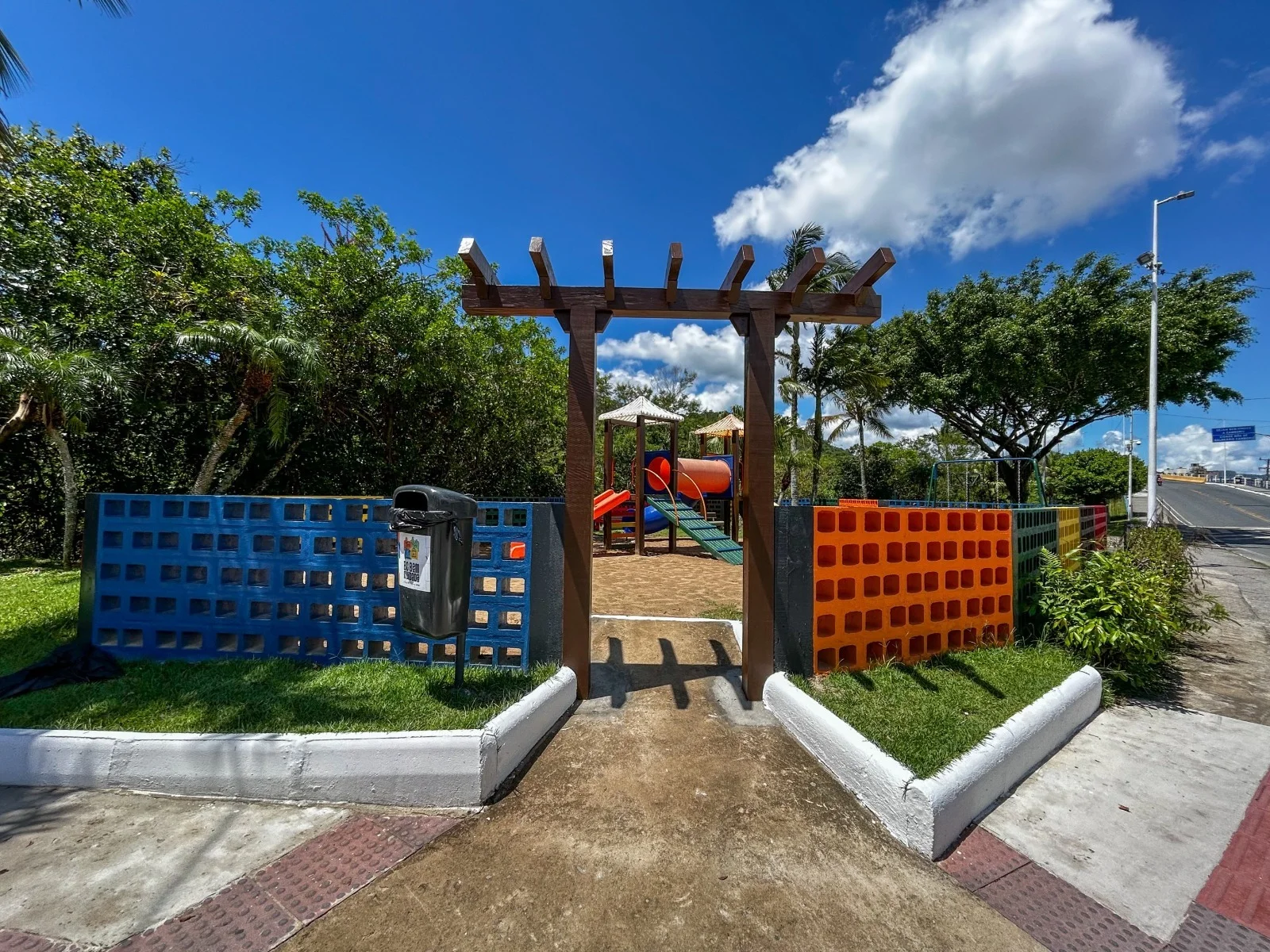 Revitalização do parquinho infantil da Rua Dom Afonso é concluída em Camboriú