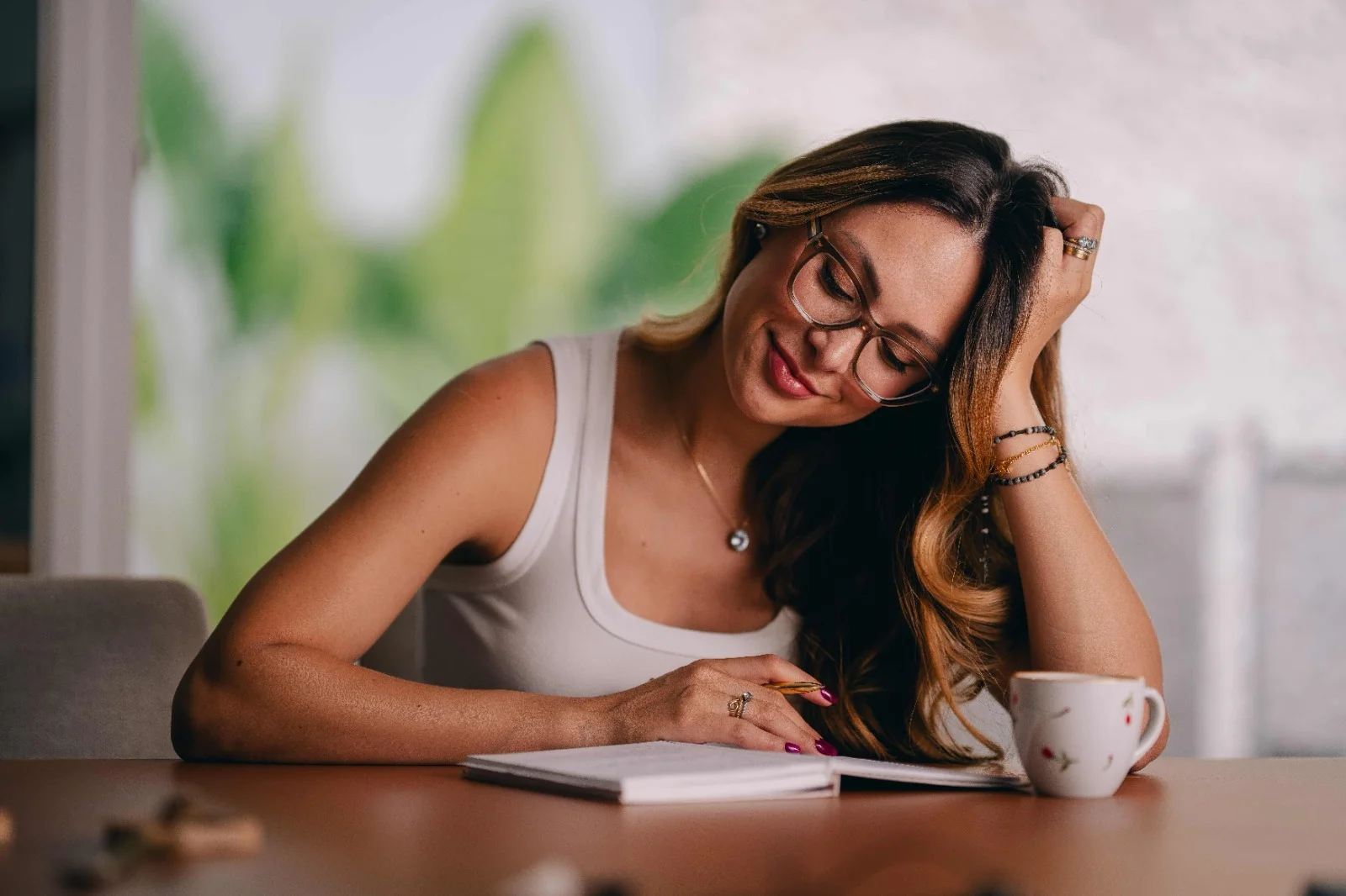 Yasmin Castilho realiza noite de autógrafos no Balneário Shopping