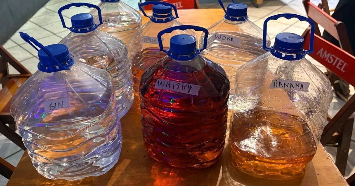 Bar sem alvará é interditado após apreensão de bebidas falsificadas em Itajaí