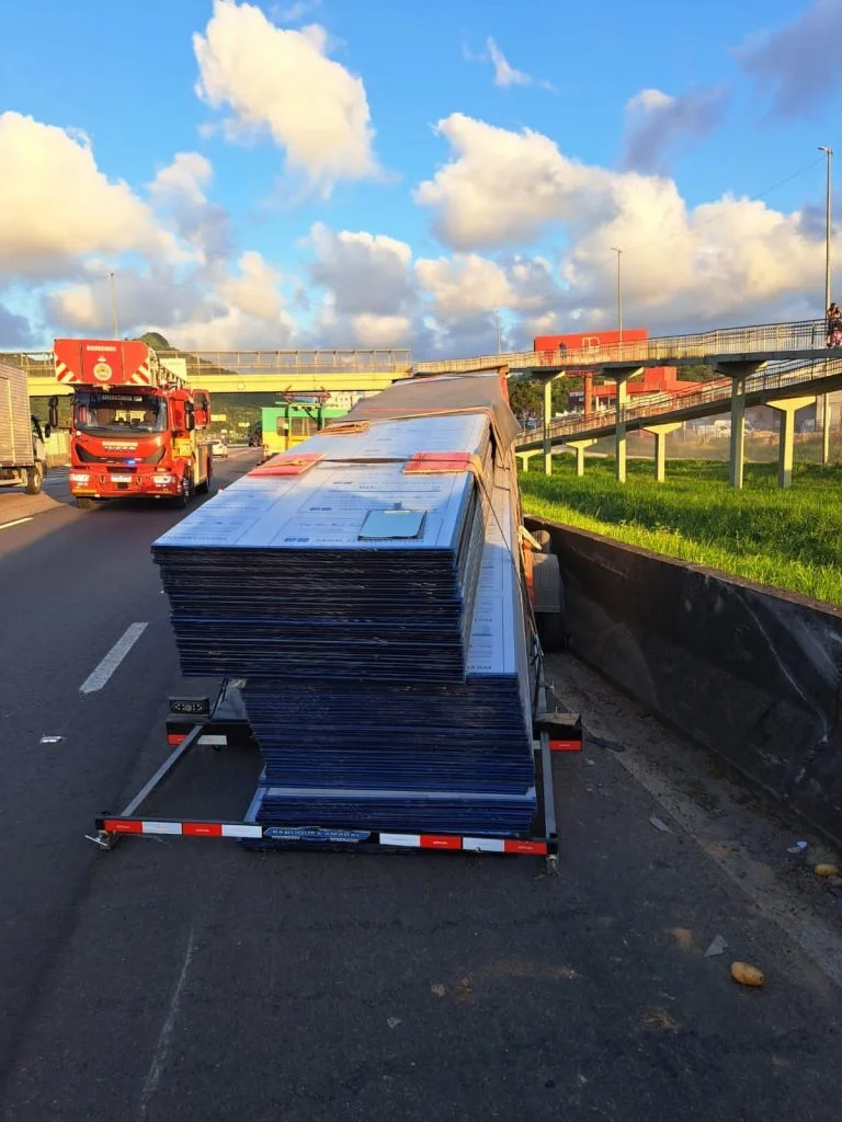 Ciclista morre após ser atingido por carga que se desprendeu de veículo em BC