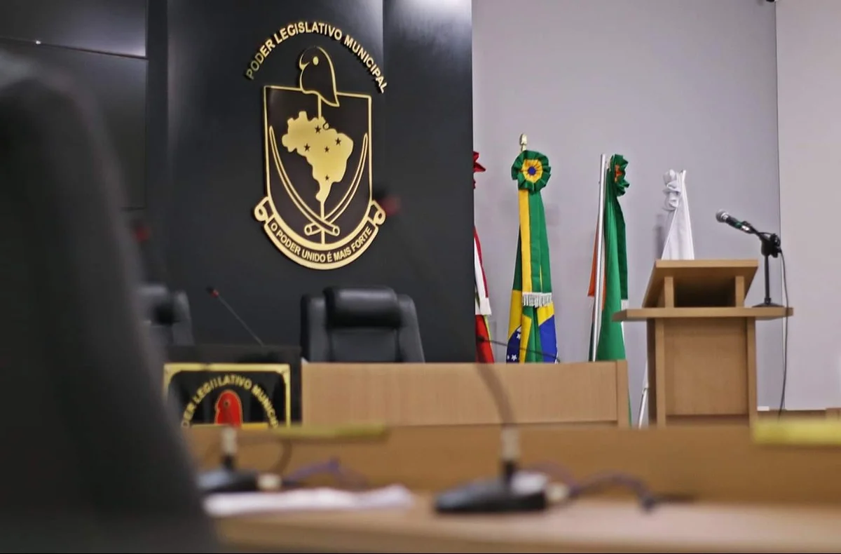 Com plenário lotado, Câmara derruba reajuste salarial e auxílio de servidores em Camboriú