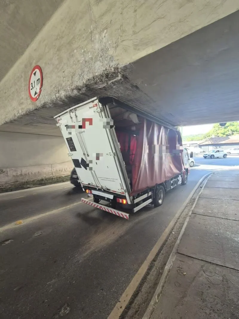 Dois caminhões presos em menos de uma semana no mesmo ponto de Balneário Camboriú