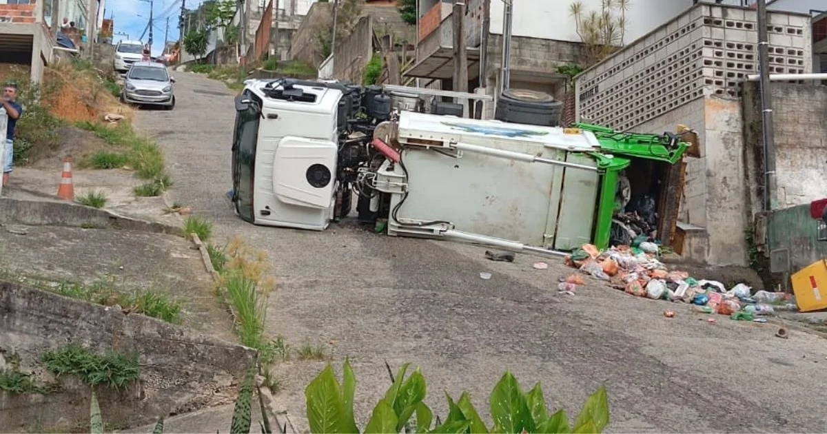Lixo na pista: caminhão tomba durante coleta em Camboriú