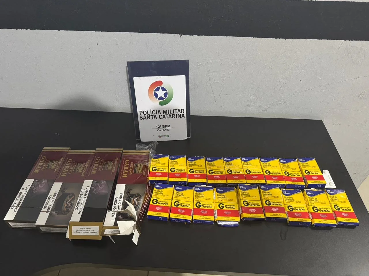 Operação do 12º Batalhão da Polícia Militar apreende cigarros contrabandeados e medicamentos irregulares em Camboriú