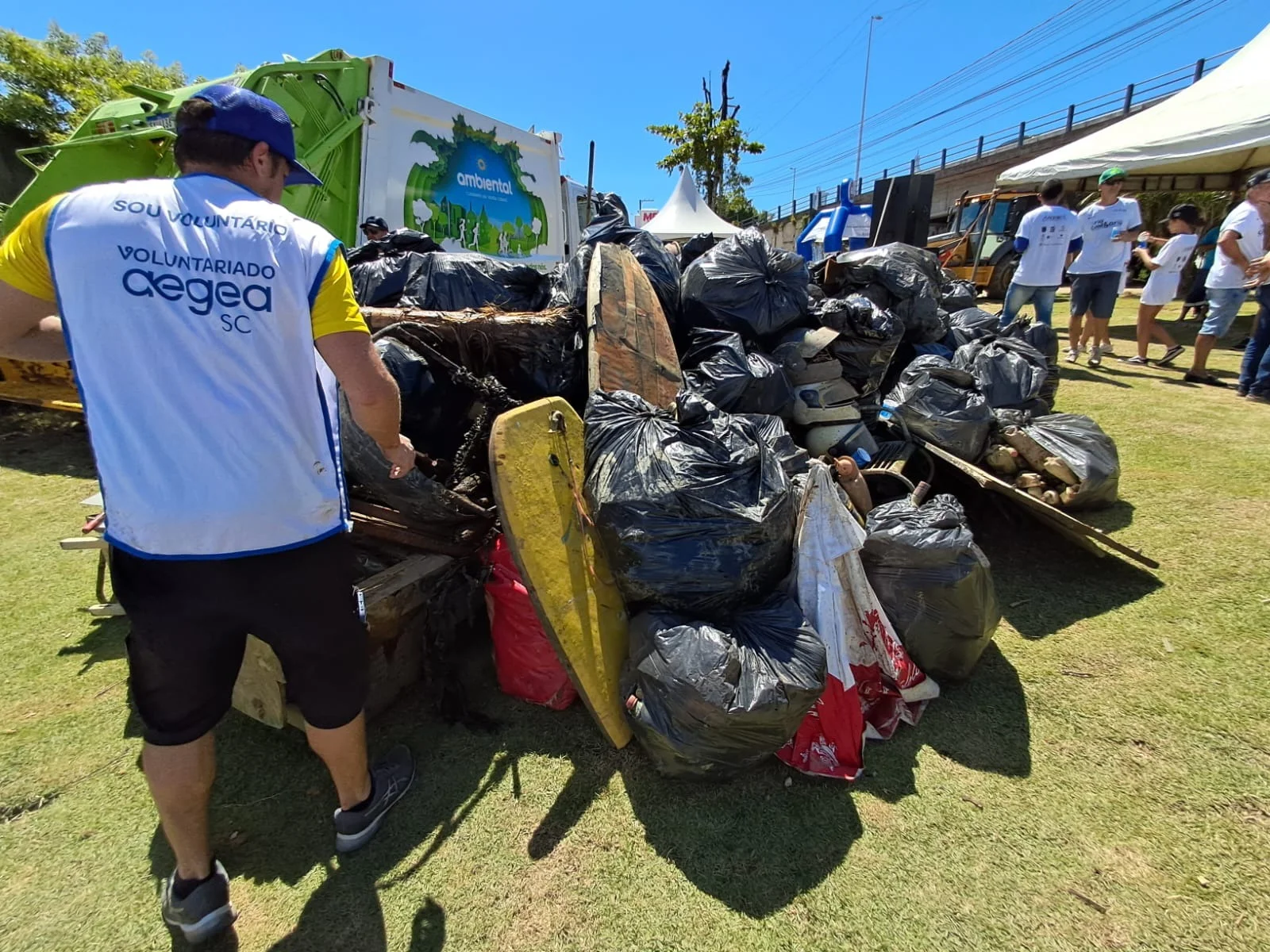 Voluntariado de Águas de Camboriú participa da limpeza do rio em Camboriú no Dia Mundial da Água