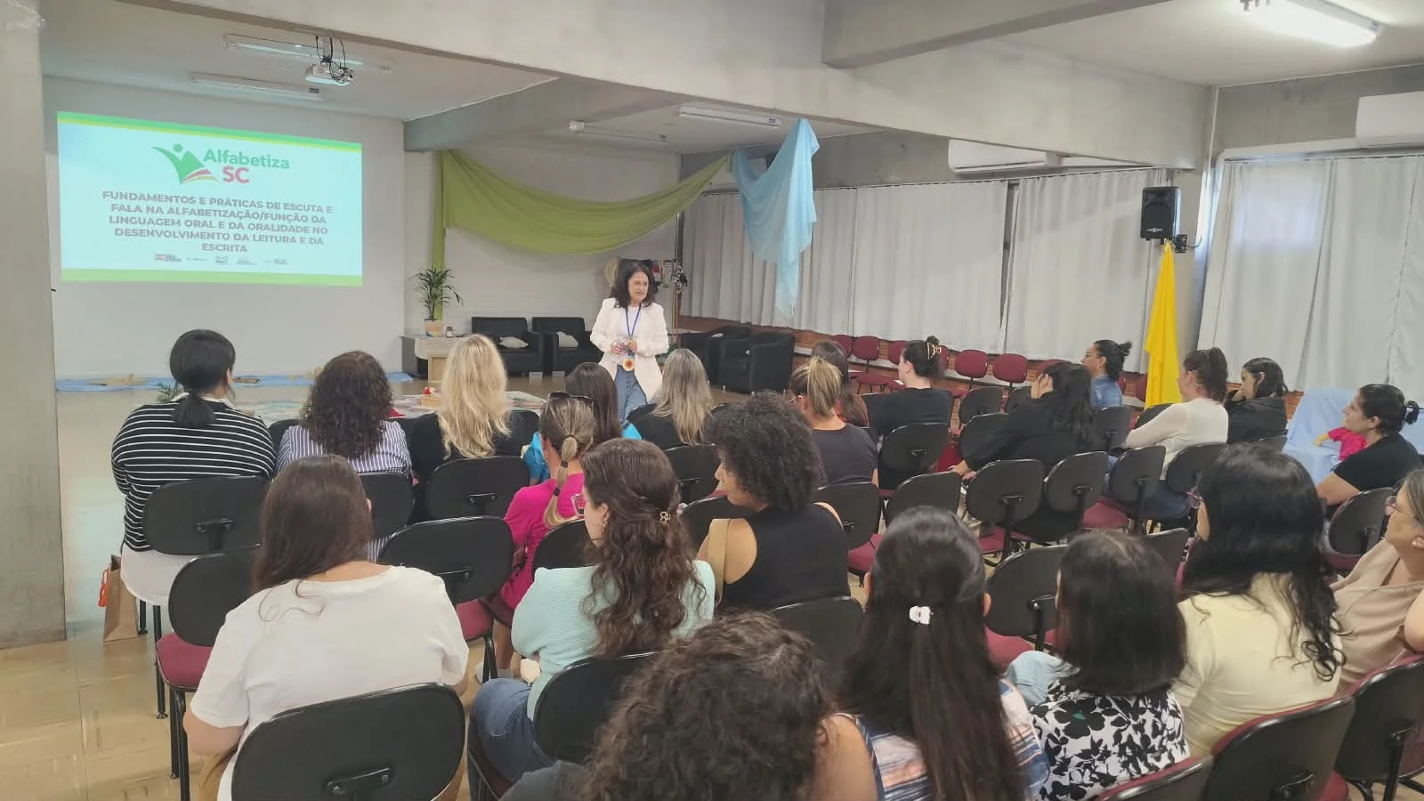 Professores dos anos iniciais participam de formação pelo Programa Alfabetiza SC em Balneário Camboriú