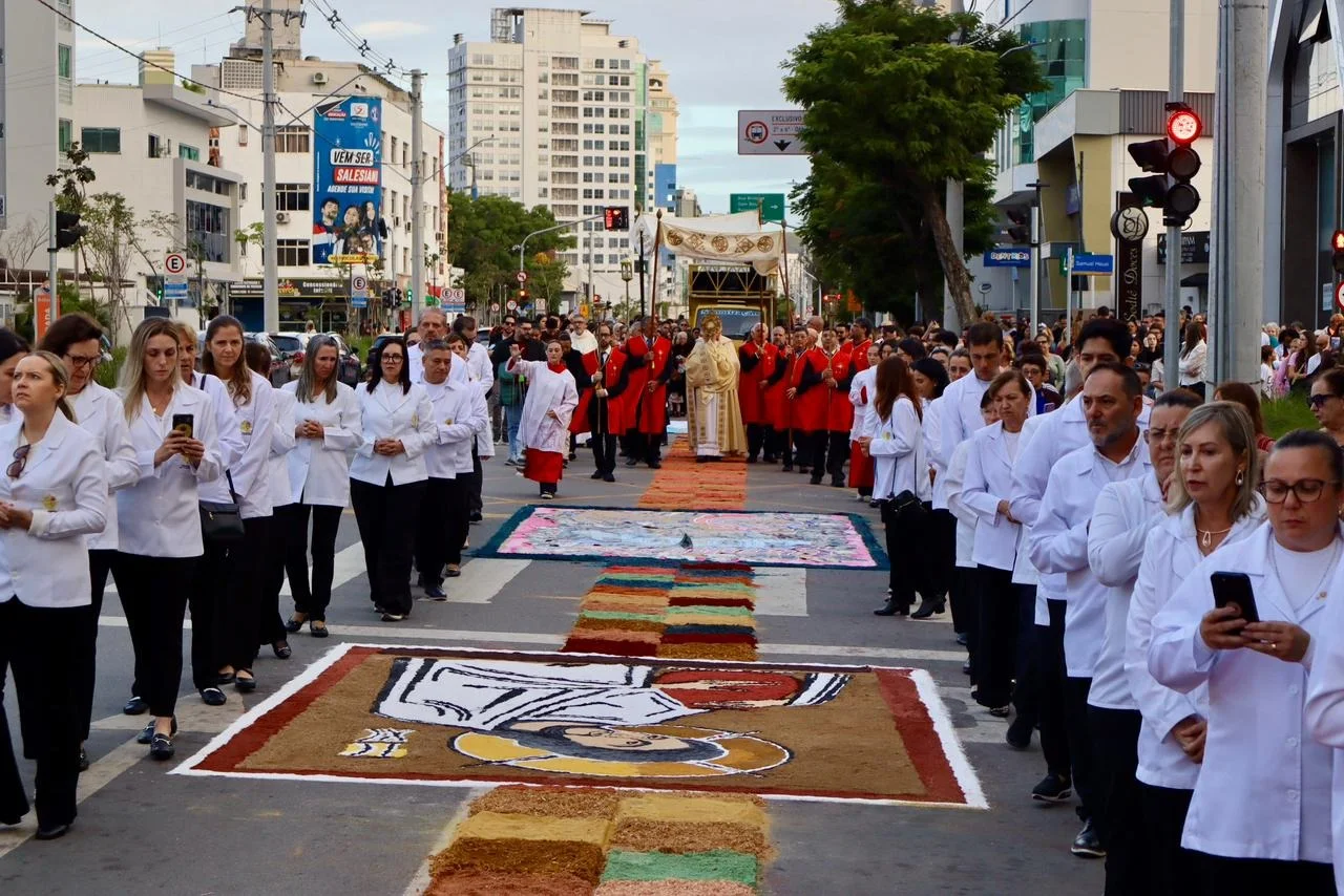 Corpus Christi reúne multidão de fiéis na Paróquia Santíssimo Sacramento, em Itajaí