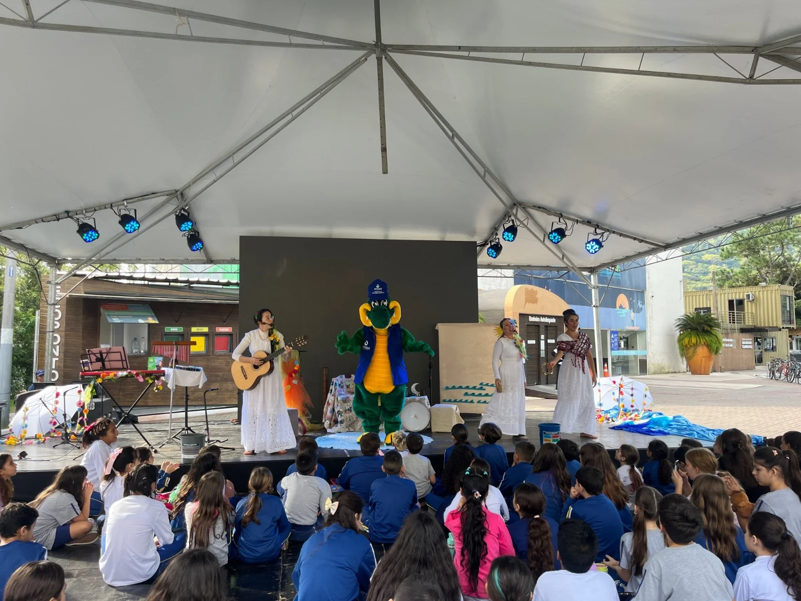 Junho Verde reúne estudantes na Praça do Pescador em Balneário Camboriú